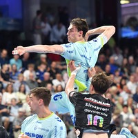 Der Gummersbacher Miro Schluroff (2. v . r.) wirft auf das Tor vom HC Erlangen 