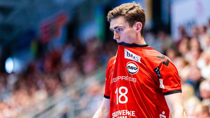 Florian Drosten vom ASV Hamm-Westfalen beißt enttäuscht in sein Trikot.
