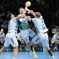 Tim Suton (links) und Lukas Hutecek (rechts) vom versuchen, Berlins Mathias Gidsel zu stoppen.