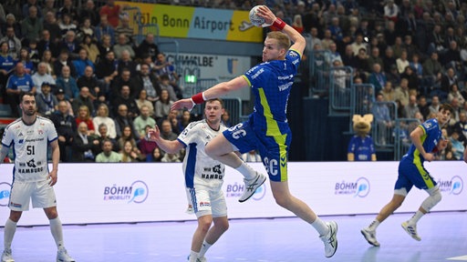 Ellidi Vidarsson (r.) im Zweikampf mit Moritz Sauter (l.)