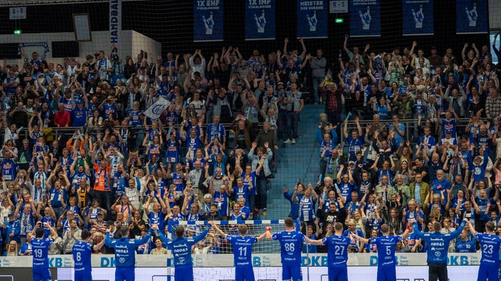 Die Mannschaft vom VfL Gummersbach feiert mit den Fans