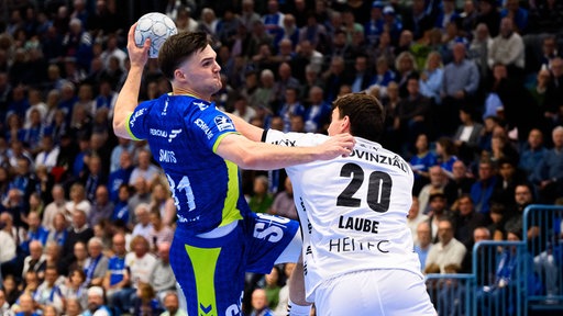 Gummersbachs Kay Smits im Zweikampf mit Kiels Lukas Laube