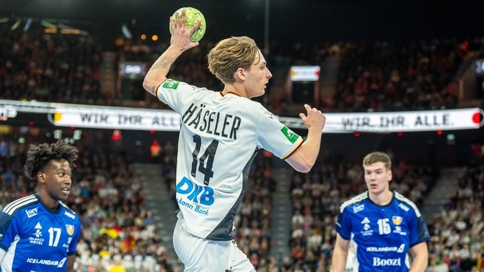 Mathis Häseler in der Wurfbewegung während eines Länderspiels der deutschen Nationalmannschaft