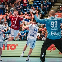 Moritz Sauter vom HSV Hamburg wirft auf das Tor von Urh Kastelic vom TBV Lemgo Lippe.