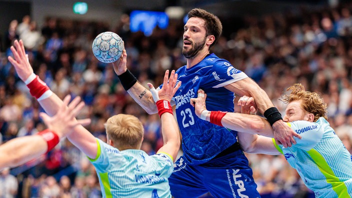 Lemgos Tim Suton gegen Gummersbachs Ellidi Vidarsson und Tom Kiesler