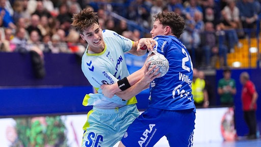 Julian Köster vom VfL Gummersbach im Zweikampf gegen Lemgos Joel Willecke