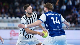 Kiels Harald Reinkind (l.) im Zweikampf mit Gerdas Babarskas vom Bergischen HC