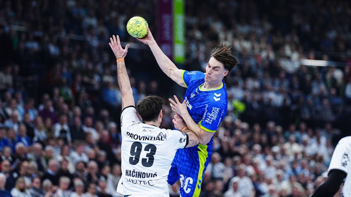 Kiels Veron Nacinovic versucht den Wurf von Gummersbachs Miro Schluroff zu blocken