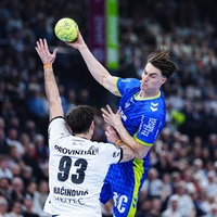 Kiels Veron Nacinovic versucht den Wurf von Gummersbachs Miro Schluroff zu blocken