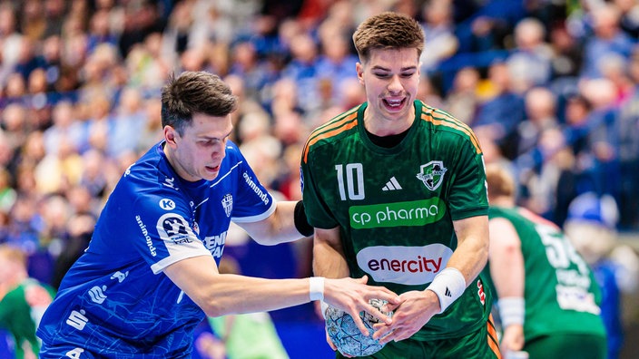 Lemgos Frederik Simak (l.) und hannovers Renars Uscins im Kampf um den Ball