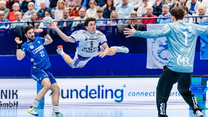 Elias Kofler vom HSV Hamburg (am Ball) im Duell mit Keeper Constantin Möstl vom TBV Lemgo Lippe.
