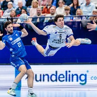 Elias Kofler vom HSV Hamburg (am Ball) im Duell mit Keeper Constantin Möstl vom TBV Lemgo Lippe.
