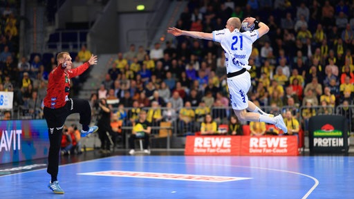 Löwen-Torhüter David Späth gegen Lemgos Leve Carstensen