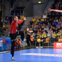 Löwen-Torhüter David Späth gegen Lemgos Leve Carstensen