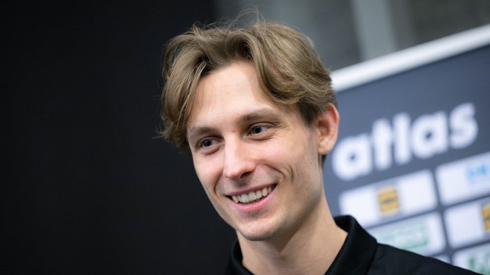 Mathis Häseler bei einer Presskonferenz während der Handball-EM