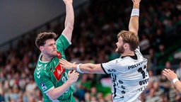 Mindens Philipp Vorlicek (l.) im Zweikampf mit Kiels Petter Overby