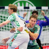 Magdeburgs Gisli Kristjansson (v.) versucht durch die Abwehr der Mindener zu brechen