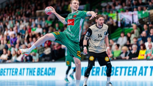 Mindens Florian Kranzmann beim Siebenmeter gegen den Bergischen HC