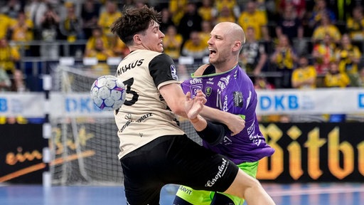 Sören Steinhaus (l.) vom Bergischen HC im Duell mit Lukas Sandell von den Rhein-Neckar Löwen.