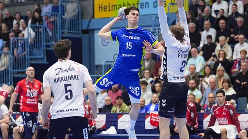 Miro Schluroff vom VfL Gummersbach setzt zum Wurf aus dem Rückraum an