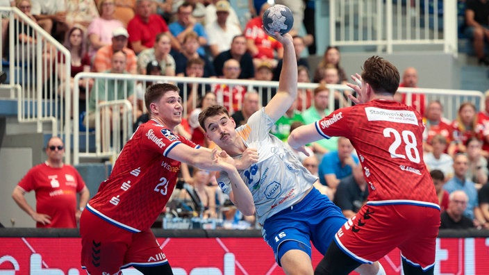 Essens Luis Buschhaus (l.) und Valentin Clarius (r.) versuchen Marcel Nowak (Dessau-Roßlau) aufzuhalten.