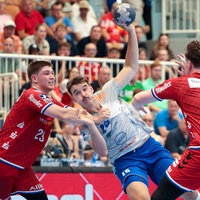Essens Luis Buschhaus (l.) und Valentin Clarius (r.) versuchen Marcel Nowak (Dessau-Roßlau) aufzuhalten.