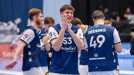 Sören Steinhaus vom Bergischen HC jubelt über einen Sieg seiner Mannschaft.