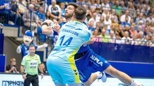 Handballprofi Tim Suton (l.) im Bundesligaspiel mit seinem TBV Lemgo Lippe gegen den VfL Gummersbach