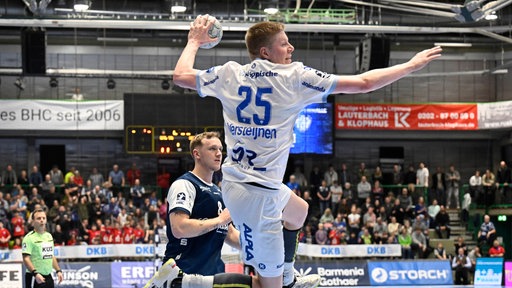 Niels Versteijnen beim Sprungwurf