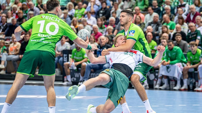 Der Mindener Niclas Benedict Heitkamp wird von Stefan Cavor (HSG Wetzlar) gestoppt.