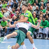 Der Mindener Niclas Benedict Heitkamp wird von Stefan Cavor (HSG Wetzlar) gestoppt.