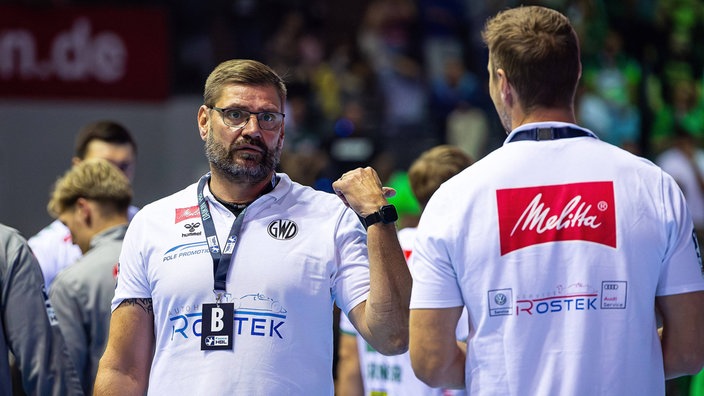 Aaron Ziercke (links), Trainer von GWD Minden.