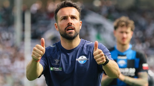 Paderborns Trainer Ralf Kettemann, im Hintergrund Calvin Brackelmann
