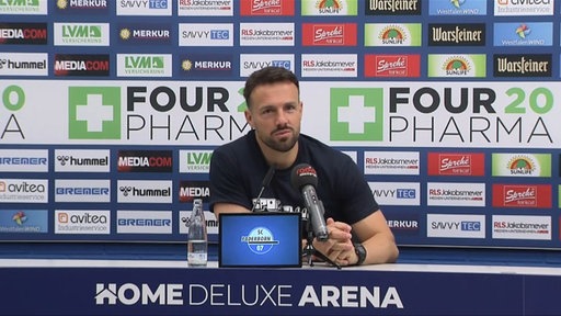 Ralf Kettemann auf der Pressekonferenz vor dem Hinspiel gegen Wolfsburg