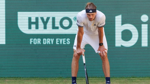 Alexander Zverev hatte im Spiel gegen Taylor Fritz beim ATP-Turnier in Halle mit körperlichen Problemen zu kämpfen.