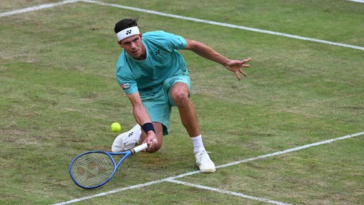 Tennisprofi Daniel Altmaier beim ATP-Turnier in Halle im Viertelfinale gegen Daniil Medwedew.