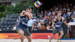 Die deutschen Beachvolleyballer Nils Ehlers (l.) und Clemens Wickler