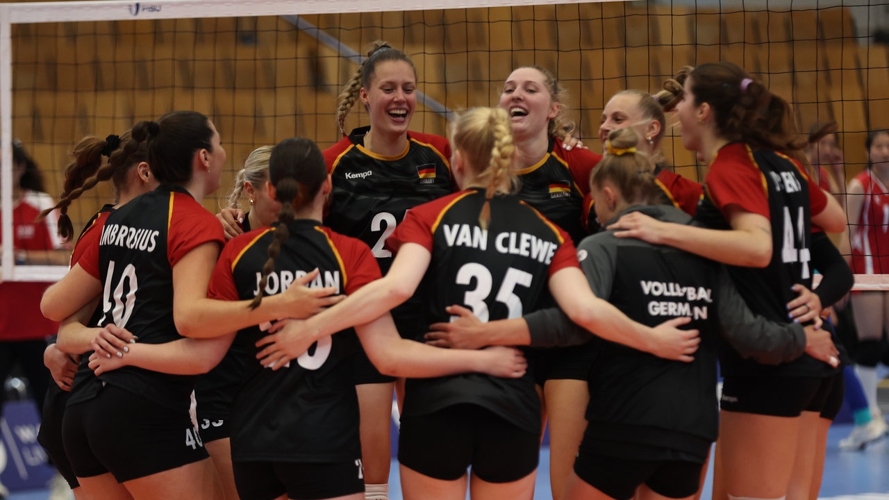 Die deutschen Volleyballerinnen jubeln.
