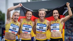 Die deutsche 4x400m Staffel der Frauen mit Mona Mayer, Vivienne Morgenstern, Sabrina Heil und Schlussläuferin Yasmin Amaadacho