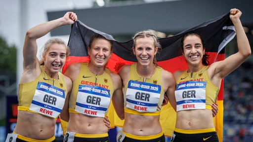 Die deutsche 4x400m Staffel der Frauen mit Mona Mayer, Vivienne Morgenstern, Sabrina Heil und Schlussläuferin Yasmin Amaadacho