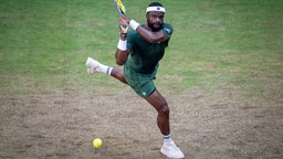 Tennisprofi Frances Tiafoe schlägt im Finale von Halle eine Rückhand