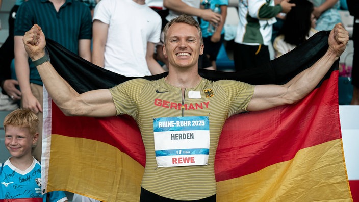 Deutschlands Luka Herden bejubelt sein Gewinn im Weitsprung bei den World University Games
