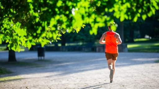 Wer während einer Hitzewelle joggen möchte, sollte das am besten am frühen Morgen tun.