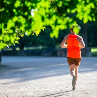 Wer während einer Hitzewelle joggen möchte, sollte das am besten am frühen Morgen tun.