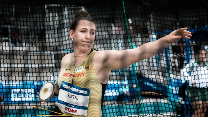 Deutschlands Antonia Kinzel in Aktion beim Diskuswurf bei den World University Games