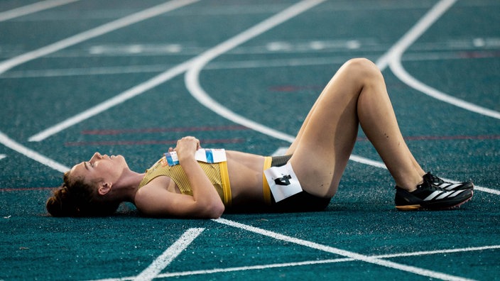 Deutschlands Smilla Kolbe liegt nach ihrem Lauf im Finale der 800m erschöpft auf dem Boden