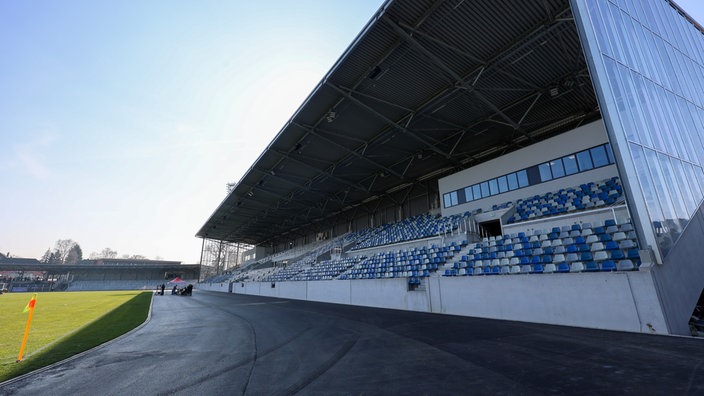 Blick auf die neue Haupttribüne des Lohrheidestadions nach dem Umbau im März 2025.