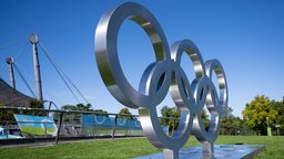 Die olympischen Ringe im Olympiapark in München 