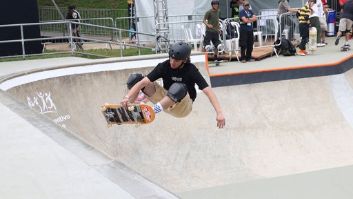 Ein Skateboarder während des offiziellen Trainings der Skateboarding World Championships 2025