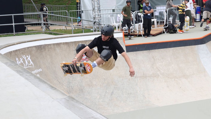 Ein Skateboarder während des offiziellen Trainings der Skateboarding World Championships 2025